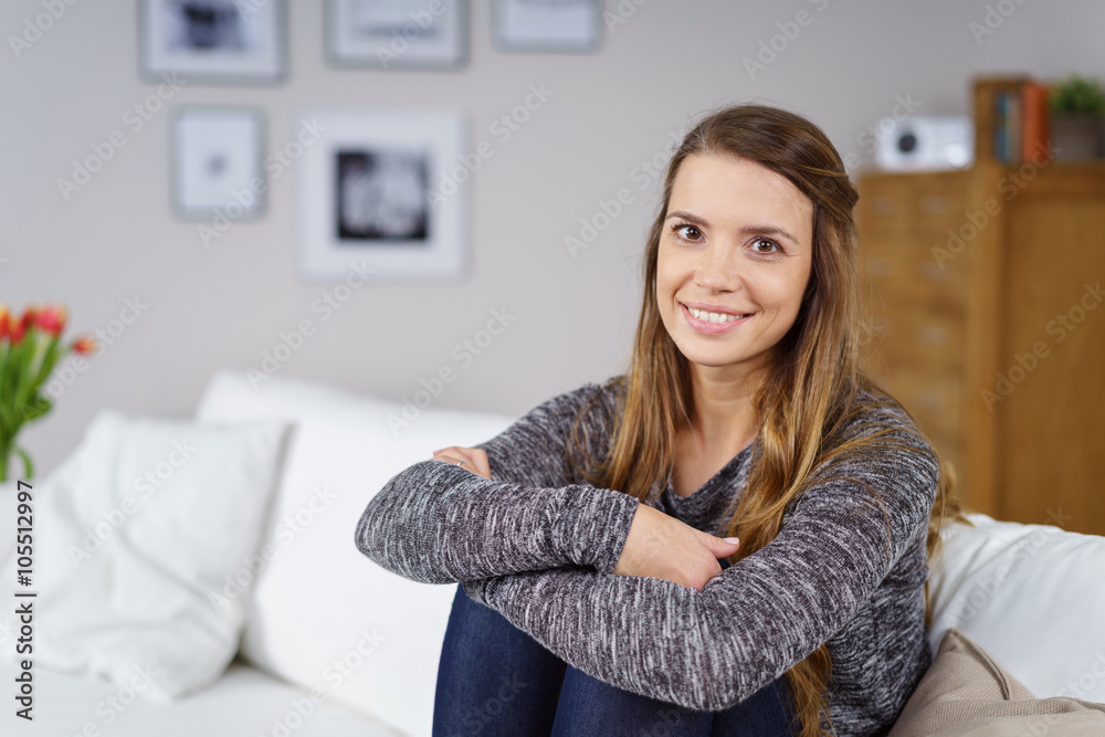 sympathische junge frau im wohnzimmer sympathische junge frau im wohnzimmer