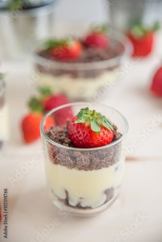 Vanillepudding mit Schokokeksen und Erdbeeren 
