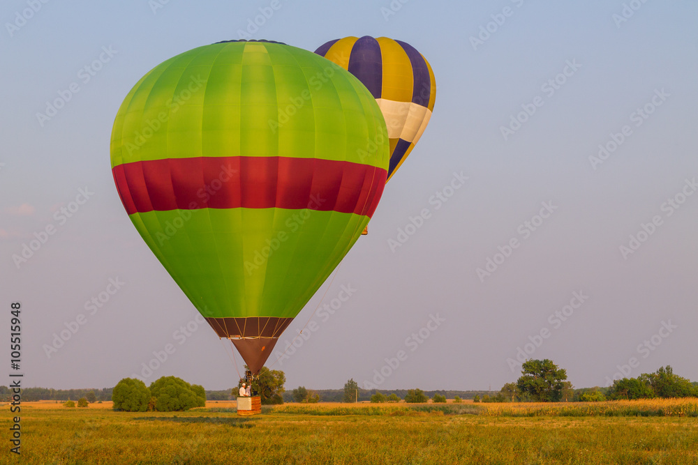 Obraz premium Colorful hot air balloon early in the morning