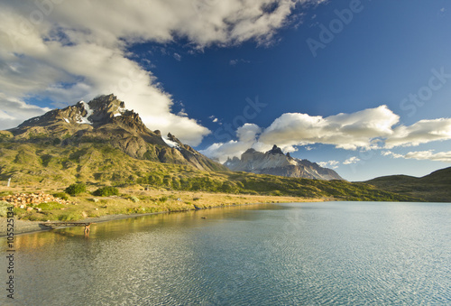 Fototapeta Naklejka Na Ścianę i Meble -  torres del paine lake pehoe in patagonia with rock walls