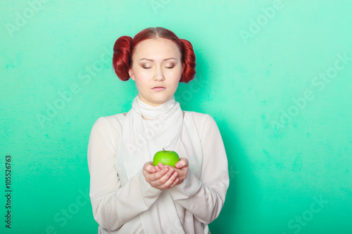 Foto beautiful sexy girl Leia Organa Solo with green apple