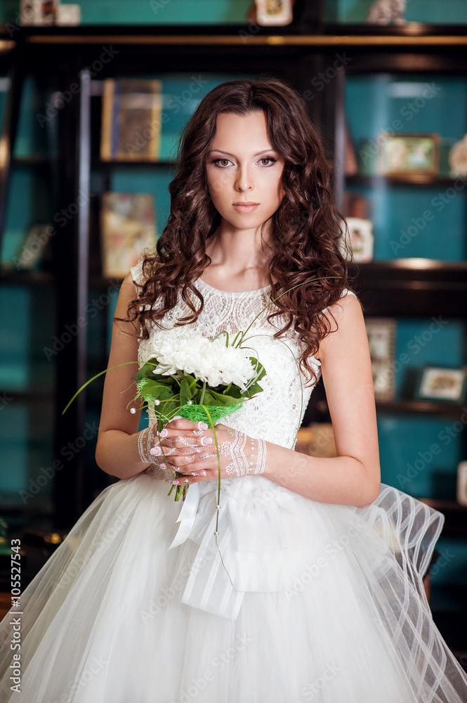 Naklejka premium Beautiful bride in luxury hotel room