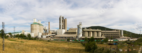 Billede på lærred Planta de Fabricacion de Cemento - Vista panorámica de planta industrial para l