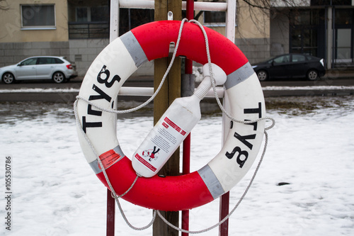 Koło ratunkowe umieszczone na nabrzeżu