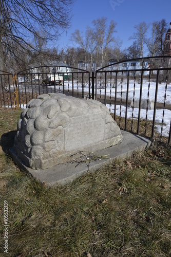 Памятный надгробный камень установленный безымянным жителям села Петровского, погребенным здесь photo