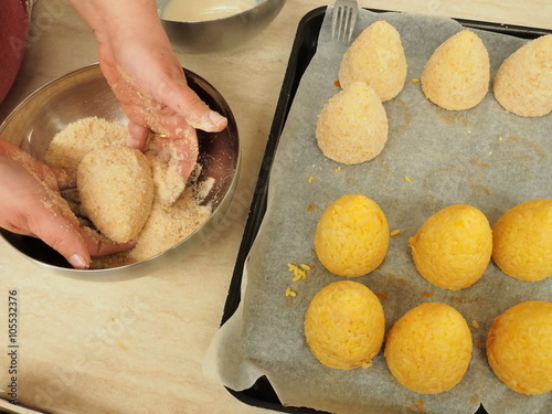 preparazione di arancini siciliani