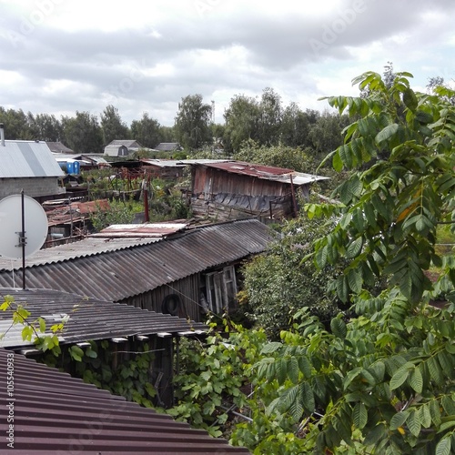 Вид с крыши на деревенские дома. © Tapok