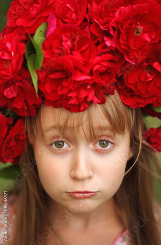 Wallpaper Mural Девочка с красным венком из роз на голове взглядом умоляет о чем-то. Torontodigital.ca