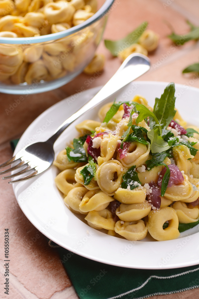 tortellini ripieni di carne con rucola e cipolla rossa tortellini ripieni di carne con rucola e cipolla rossa