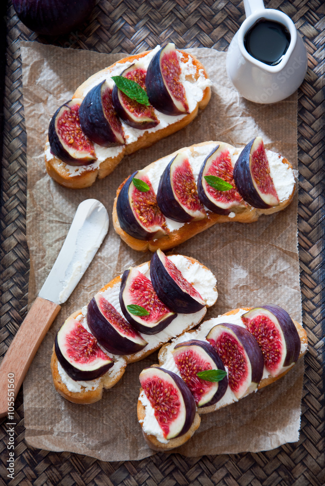 Bruschetta with figs and goat cheese