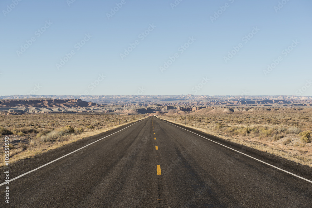 Carretera solitaria por el desierto de USA. 