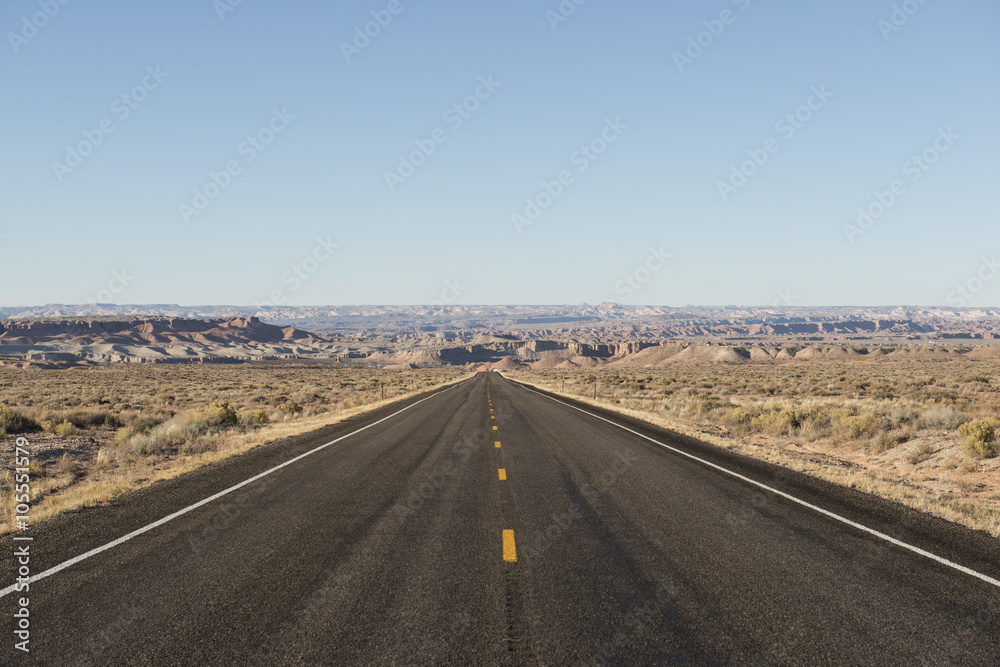 Carretera solitaria por el desierto de USA. Carretera solitaria por el desierto de USA.