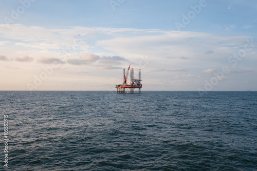 Oil platform during the day © Lukasz Z