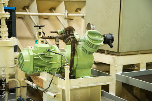Double-piston air compressor ships