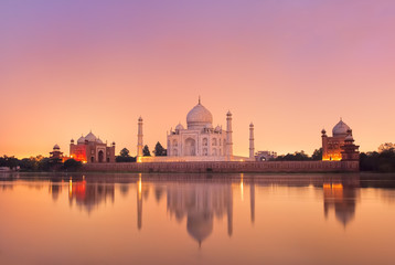 Gordijnen Azië Taj Mahal bij zonsondergang  © Boris Stroujko