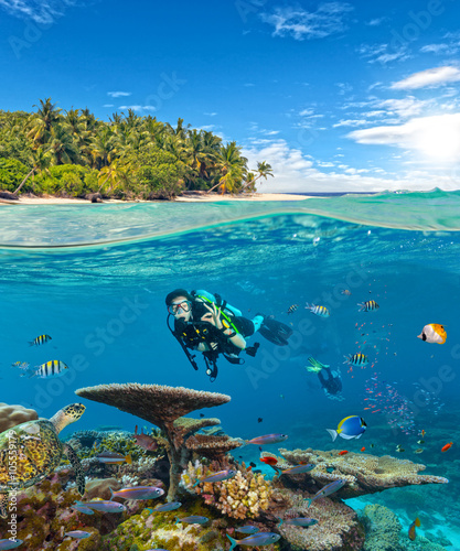 Photo Underwater coral reef with scuba divers