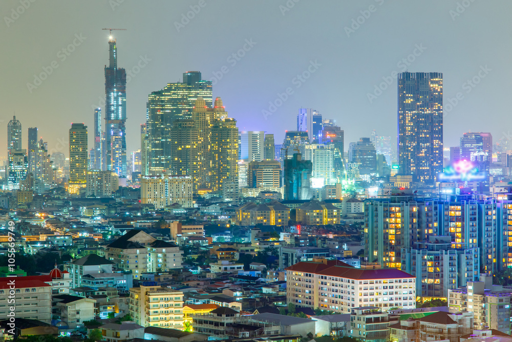 Naklejka premium Bangkok Cityscape, Dzielnica biznesowa z wysokim budynkiem w porze nocnej, Bangkok, Tajlandia