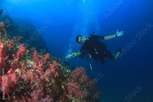 Scuba divers explore coral reef © Richard Carey
