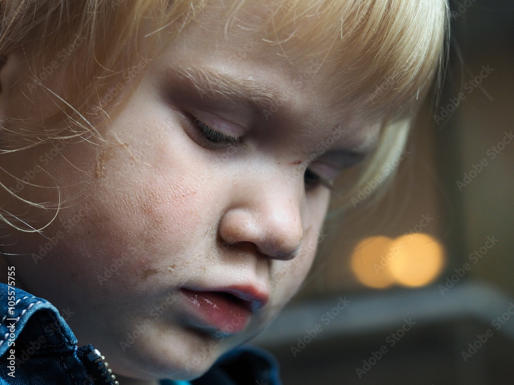 Φωτογραφία Portrait of a dirty child. The child in the mud smeared face