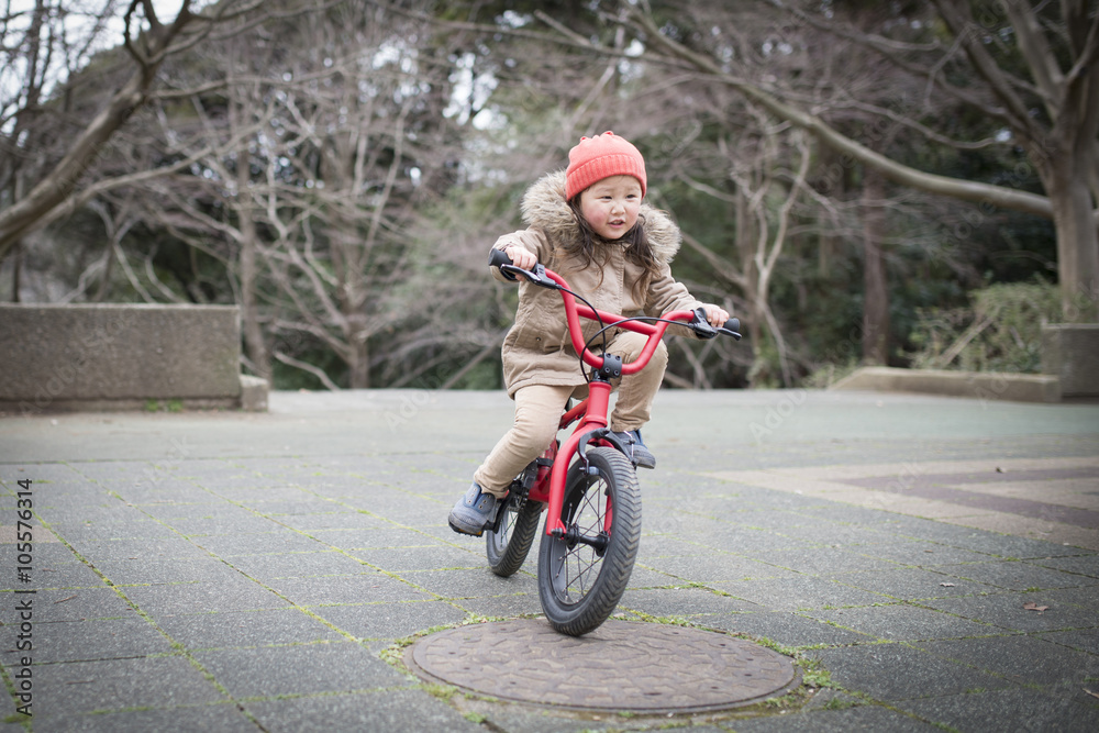 自転車で遊ぶ女の子