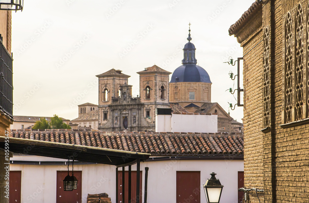 Obraz premium background landscape view of the street and a beautiful church in Toledo at sunset, Spain