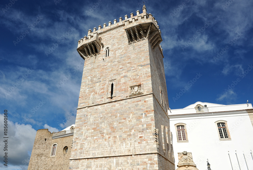 Torre del Homenaje o Torre de las tres Coronas, castillo de Estremoz, Alentejo, Portugal.