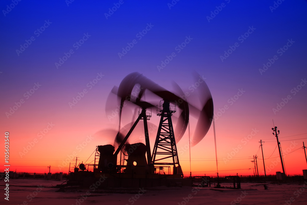 In the evening, the outline of the oil pump In the evening, the outline of the oil pump