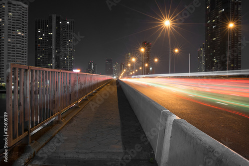 Nächtliche Stadtansicht Bangkoks von der King Taksin Bridge in Richtung Westen