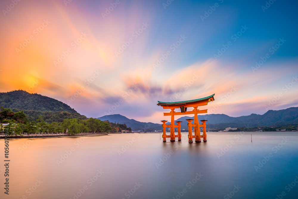 Obraz premium Miyajima Shrine Gate w Hiroszimie, Japonia.