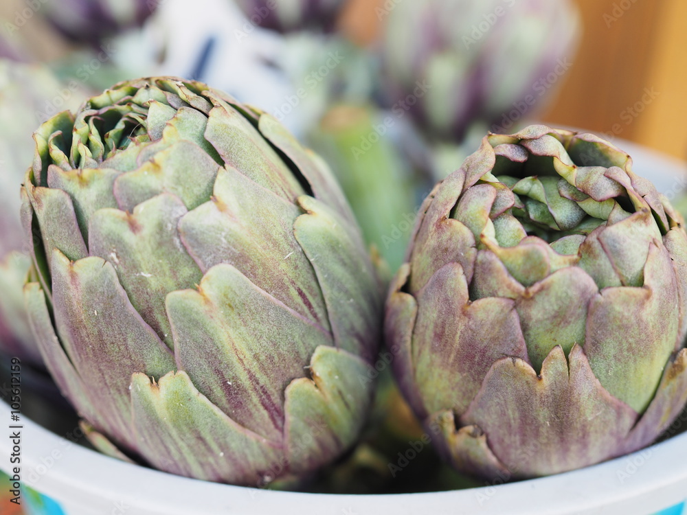 Obraz premium carciofi appena raccolti