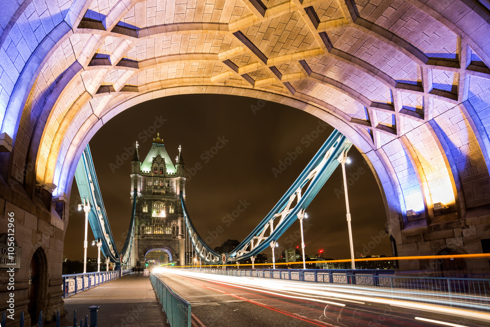 Obraz premium Auf der Tower Bridge in London bei Nacht