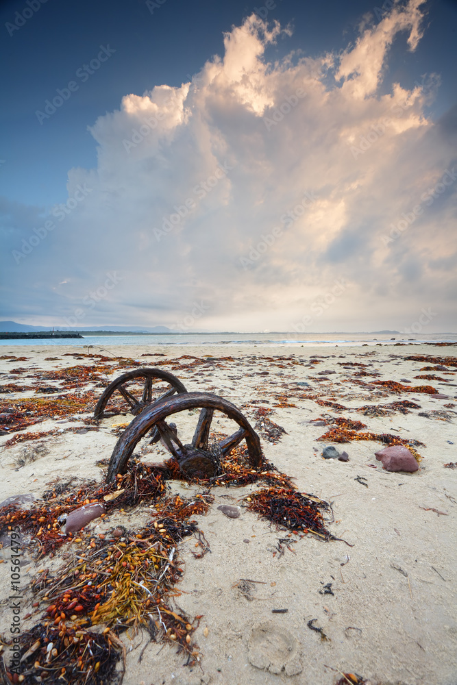 Fototapeta premium Rusty wheels in the sand