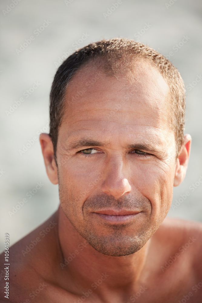 portrait d'homme brun européen de 40 ans portrait d'homme brun européen de 40 ans