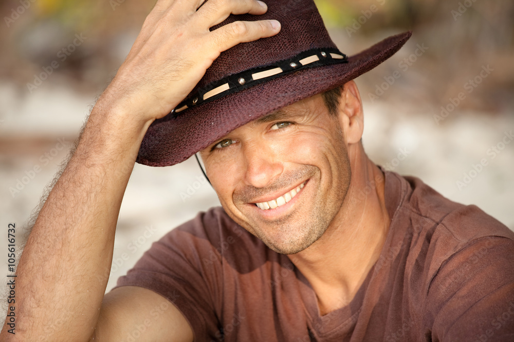 portrait d'homme caucasien souriant avec un chapeau Stock Photo | Adobe  Stock