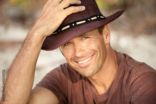 portrait d'homme caucasien souriant avec un chapeau photo