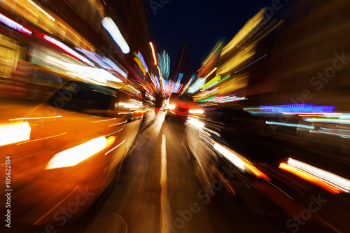 abstraktes Zoombild vom nächtlichen Autoverkehr © Christian Müller
