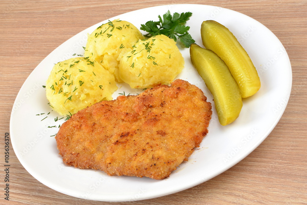 kotlet schabowy z ziemniakami i ogórkiem kotlet schabowy z ziemniakami i ogórkiem