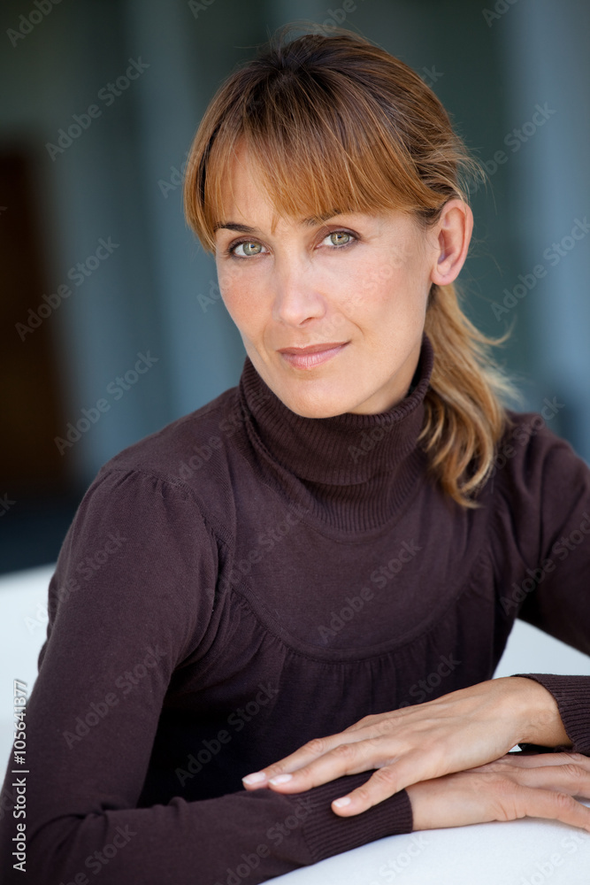 portrait de femme 35 ans en pull à col roulé Stock Photo | Adobe Stock