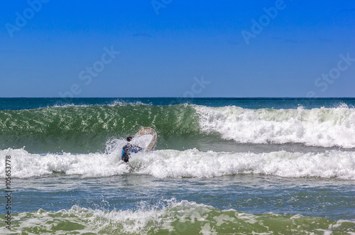 Entrando no mar para surfar. © JCLobo