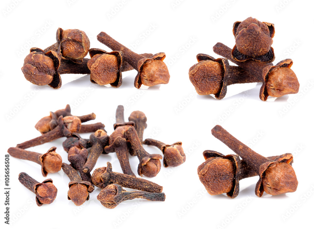 Fototapeta premium dry cloves on white background
