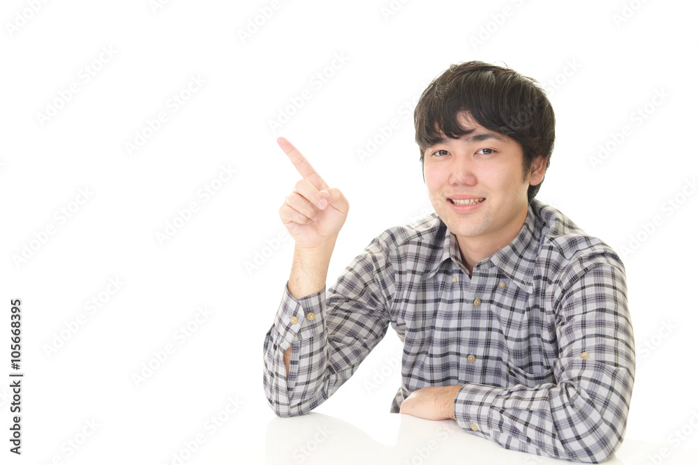 指示する笑顔の青年