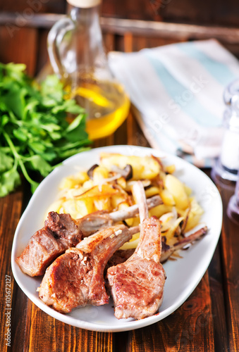 Rack of lamb fried with aromatic olive oil