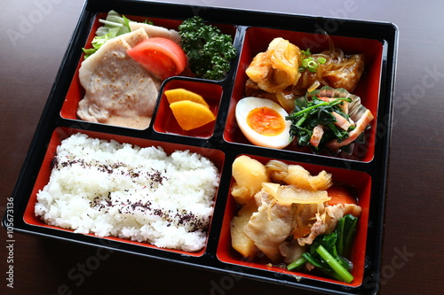 Cuadro en lienzo 和風弁当（肉じゃが、鯖の甘酢餡かけ、豚しゃぶ）