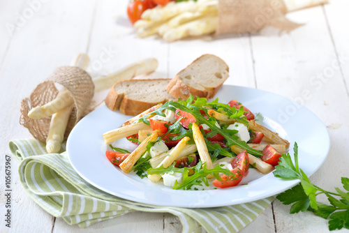 Gemischter Salat aus gebratenem weißen Spargel mit Feta, Rucola und Kirschtomaten - Mixed salad with white asparagus, feta cheese, rocket and cherry tomatoes