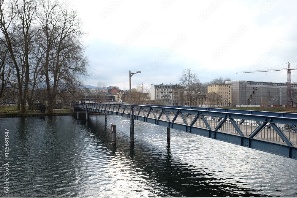Brücke für Fussgänger über den Fluss in den Stadtpark
