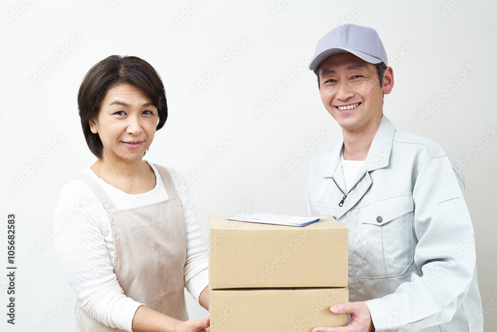 段ボールを持った男性と主婦 段ボールを持った男性と主婦