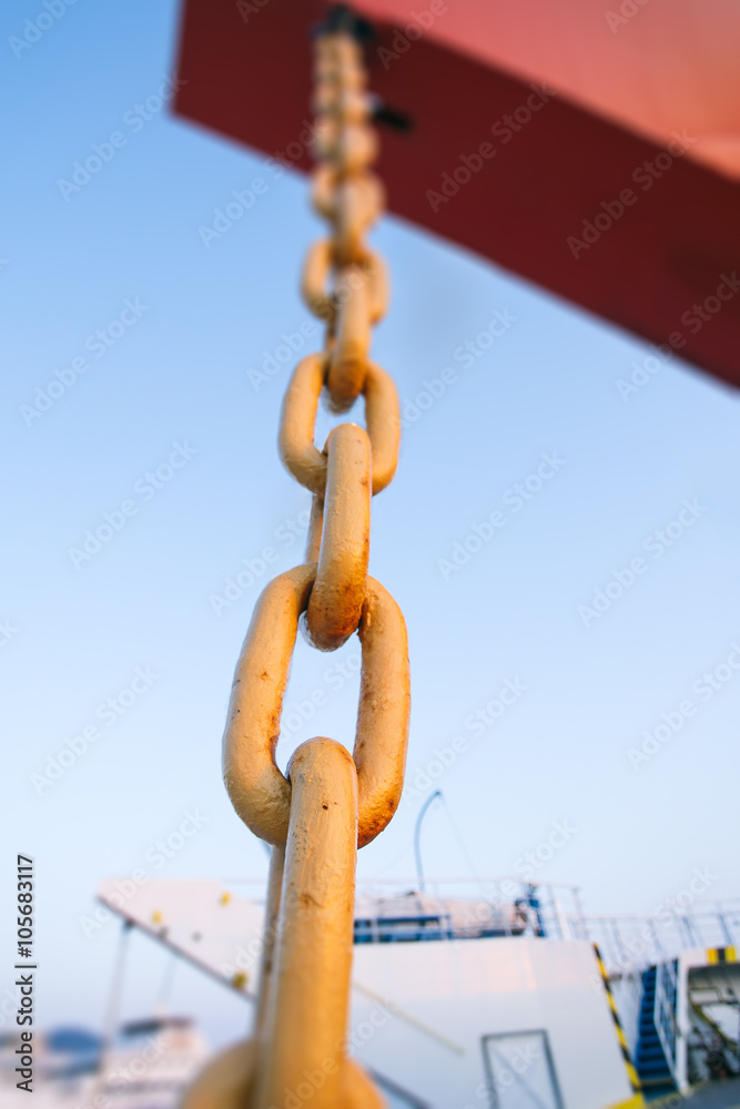 Naklejka premium Chain in marina closeup picture