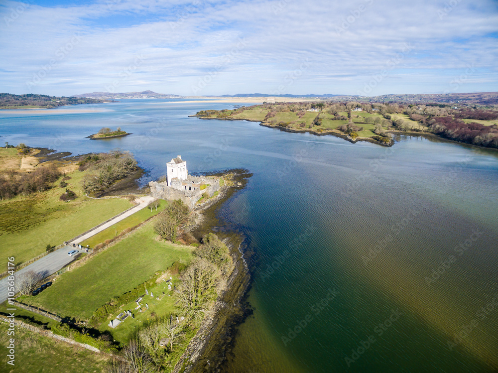 Obraz premium Luftaufnahme des Doe Castle bei Creeslough, Donegal, Irland