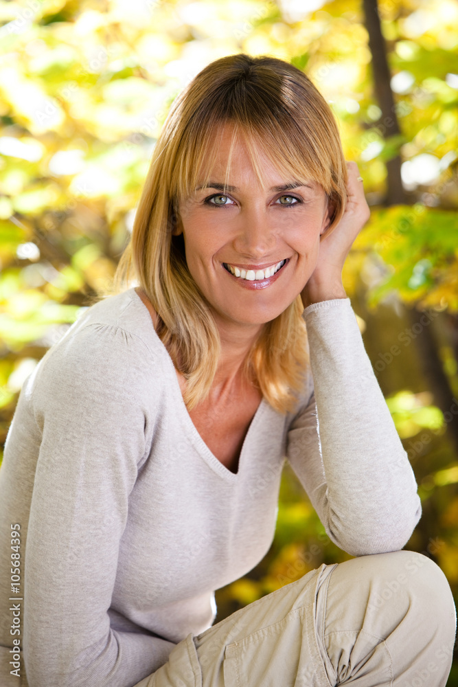 portrait de femme blonde en automne dans la campagne portrait de femme blonde en automne dans la campagne
