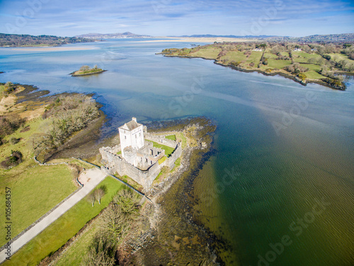 Luftaufnahme des Doe Castle bei Creeslough, Donegal, Irland photo